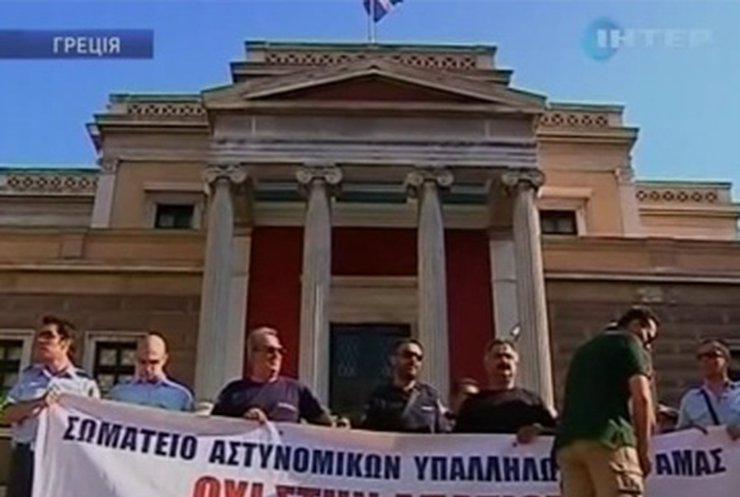 Пожарные и полицейские Греции недовольны сокращением соцстрахования