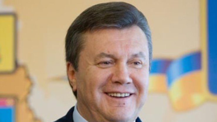 Янукович каждое утро бегает по пенькам и проплывает 5 километров