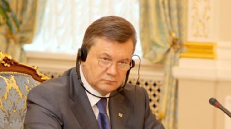 Конституцию нужно менять - Янукович