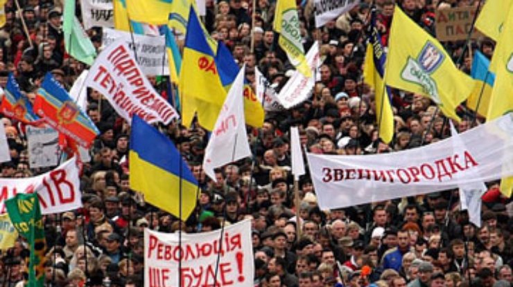 Freedom House предупреждает: Украине грозит революция