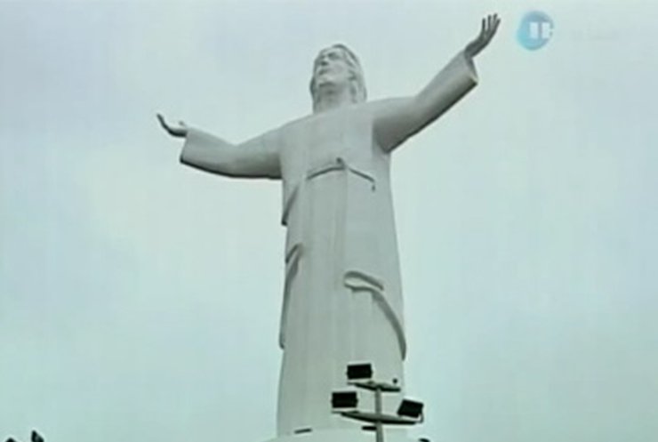 В Перу открыли гигантскую статую Исуса Христа