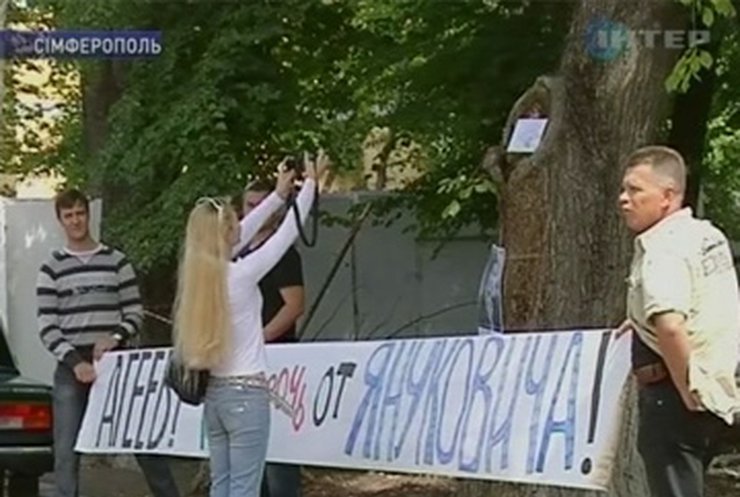 Жители Симферополя отпугивают вальщиков деревьев с помощью изображений Януковича