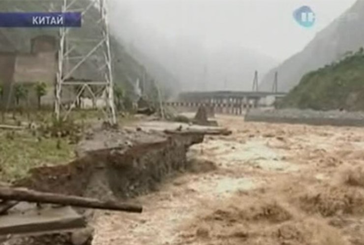 В Китае селевой поток и смыл дороги и строения