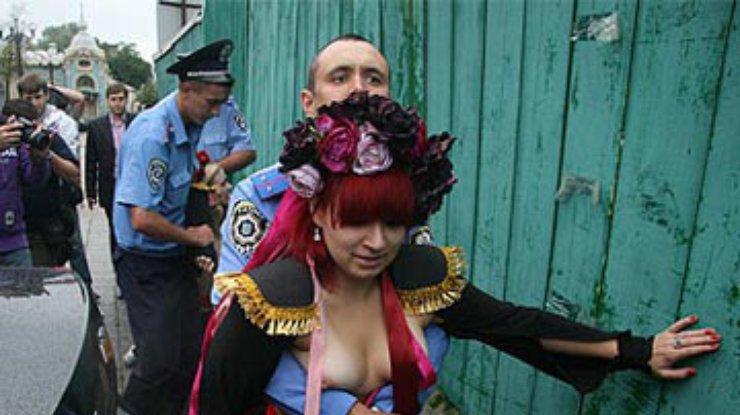 Femen и профсоюзы уговаривали нардепов не принимать пенсионную реформу