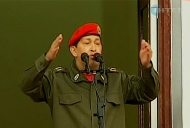 Чавес впервые после лечения выступил перед народом