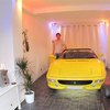 Британец держит Ferrari F355 в гостинной