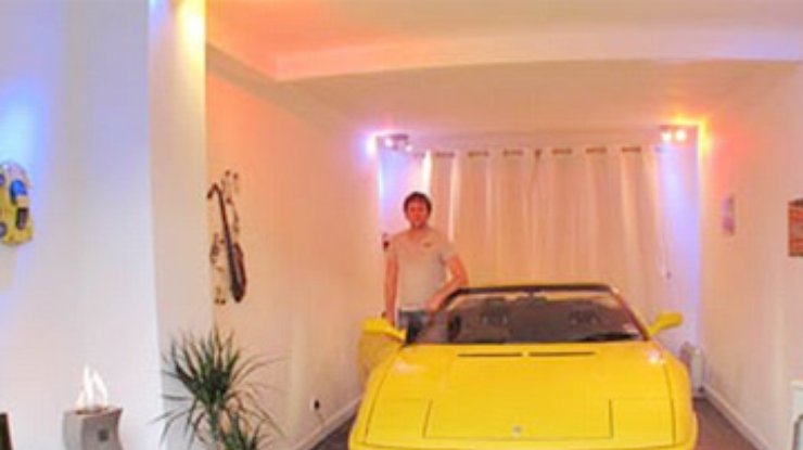 Британец держит Ferrari F355 в гостинной