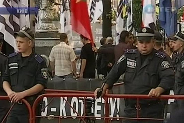 Сторонники и противники Тимошенко собрались у здания суда