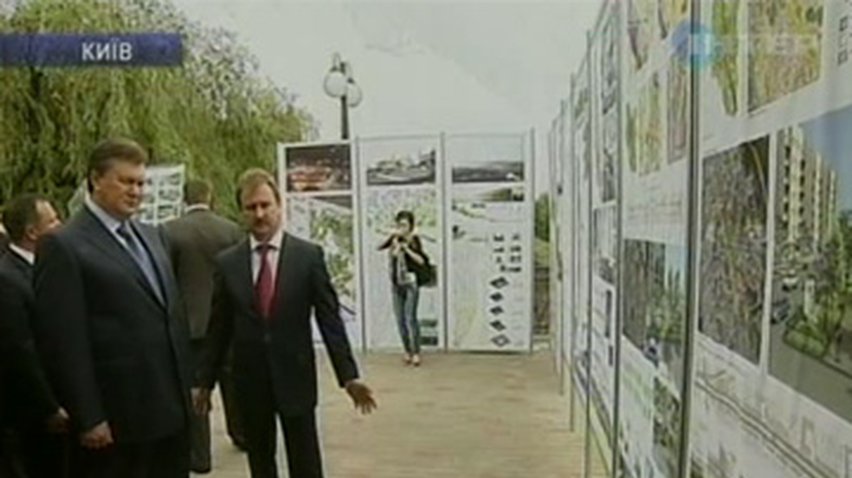 Янукович посадил дерево