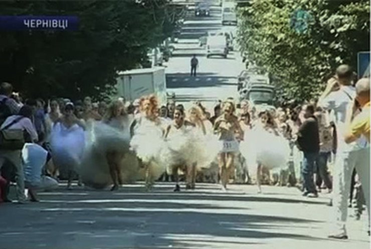 В Черновцах прошел забег в свадебных платьях