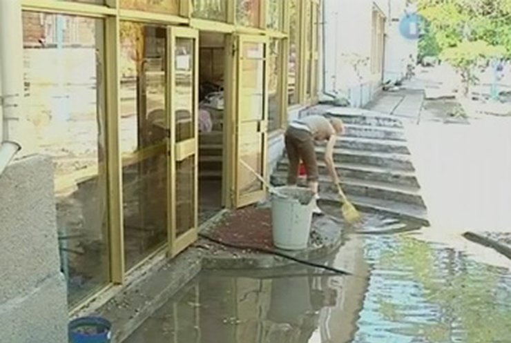 В Евпатории сильный ливень затопил театр "Золотой ключик"