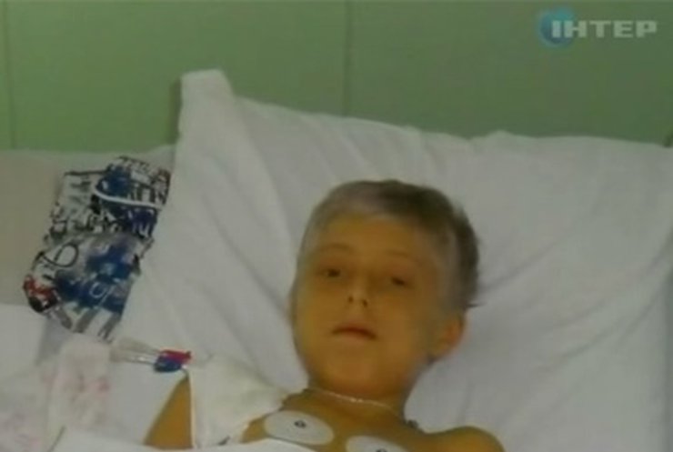Выдача денег на операцию смертельно больному мальчику задерживается из-за чиновников