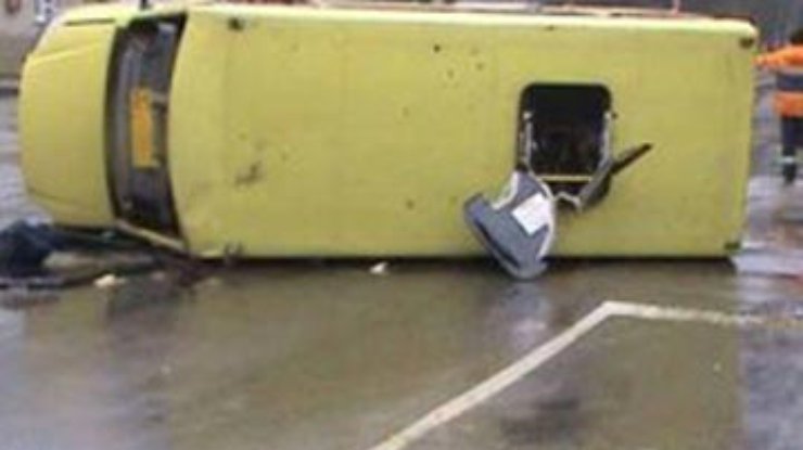 Под Киевом перевернулся автобус: 5 человек попали в больницу