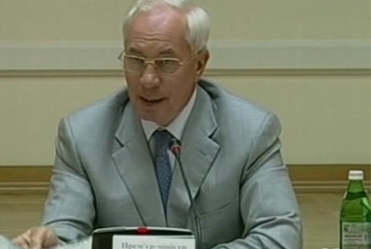 Азаров грозится оторвать головы за нехватку лекарств