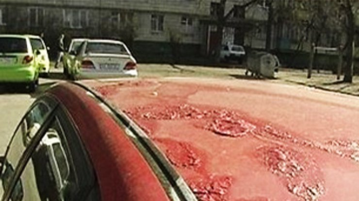 В Харькове хулиганы облили кислотой десяток машин