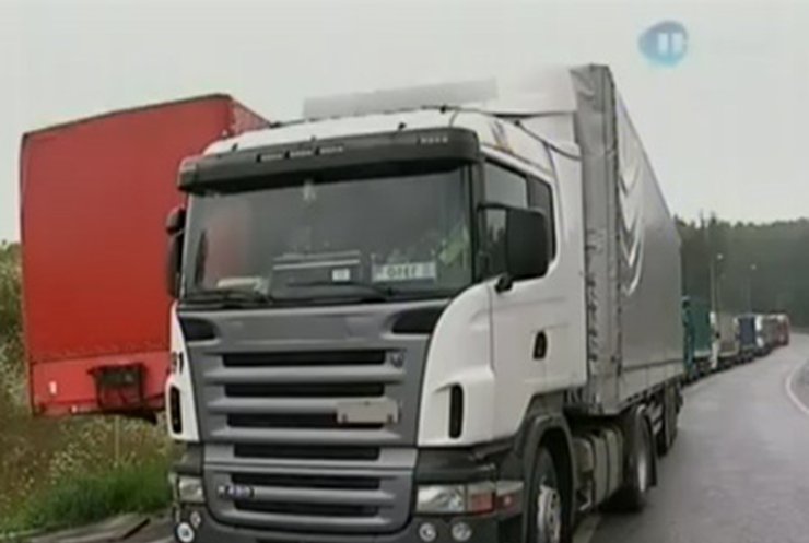 На Закарпатье образовались километровые пробки грузовиков