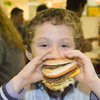 McDonald's уменьшит порцию картошки фри в детских обедах и добавит яблок