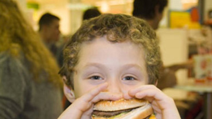 McDonald's уменьшит порцию картошки фри в детских обедах и добавит яблок