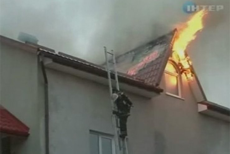 Во Львовской области от удара молнии загорелись два дома