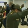 Танцами встретили англичан колумбийские полицейские