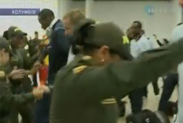 Танцами встретили англичан колумбийские полицейские