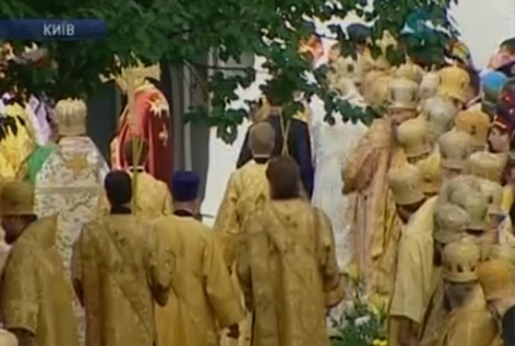 Началась Божественная литургия в честь праздника Крещения Руси