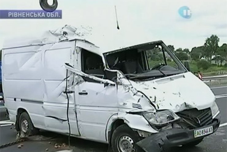 В Ровненской области перевернулся микроавтобус, есть пострадавшие