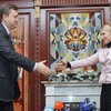 The Economist: Рядом с Тимошенко на скамье подсудимых находится доверие к Януковичу