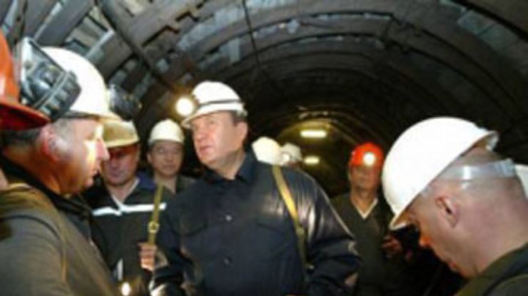 Янукович срочно вылетает на шахту в Луганской области