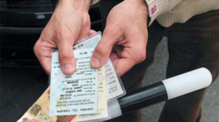 Половина украинских водителей платили взятку при получении прав - опрос.