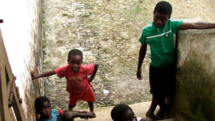 В Анголе сотни детей в школах отравились неизвестным ядом