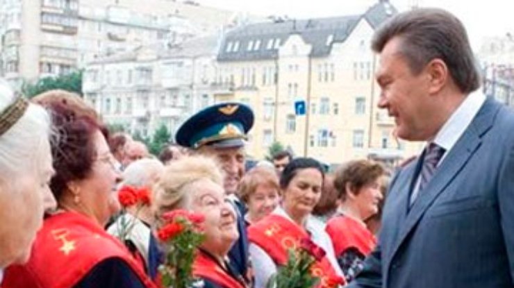 Янукович призвал поддержать лишение геройских званий Шухевича и Бандеры