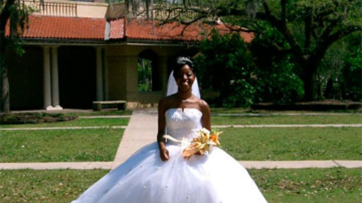 Американская студентка вышла замуж в 127-летнем платье