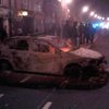Разгневанная толпа в Лондоне подожгла две полицейские машины