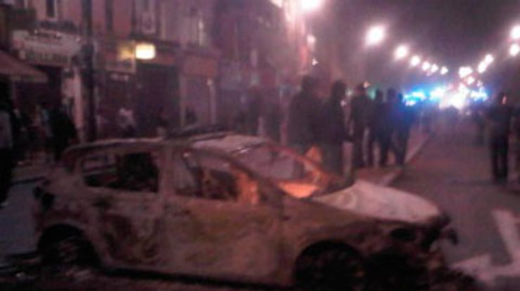 Разгневанная толпа в Лондоне подожгла две полицейские машины