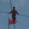 Китаец прошел по канату между двух воздушных шаров