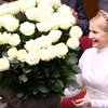 Тимошенко принесли букет белых роз в зал суда