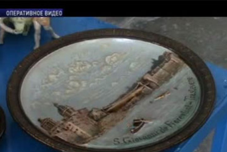 Буковинские таможенники обнаружили контрабанду старинной посуды