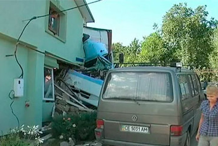 В Черновцах фура припарковалась в стене жилого дома
