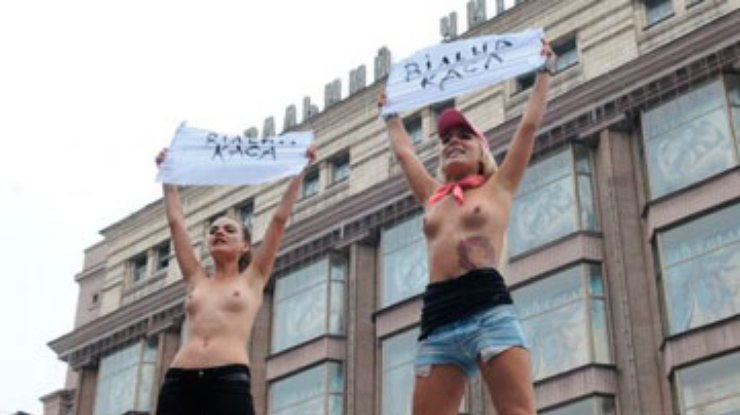 За Тимошенко поручается FEMEN. Они гарантируют, что экс-премьер покажет грудь