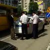 В ГАИ по-прежнему уверены, что водитель обязан "передавать" документы