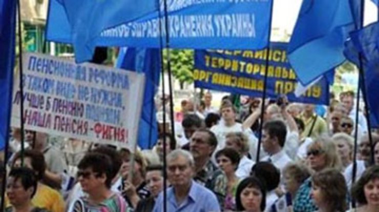 Треть украинцев будут протестовать, если значительно повысят цены