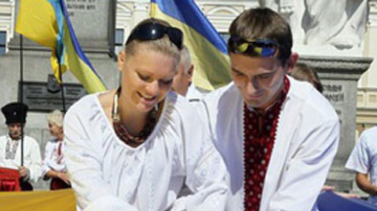 В Чернигове развернули самый большой флаг Украины