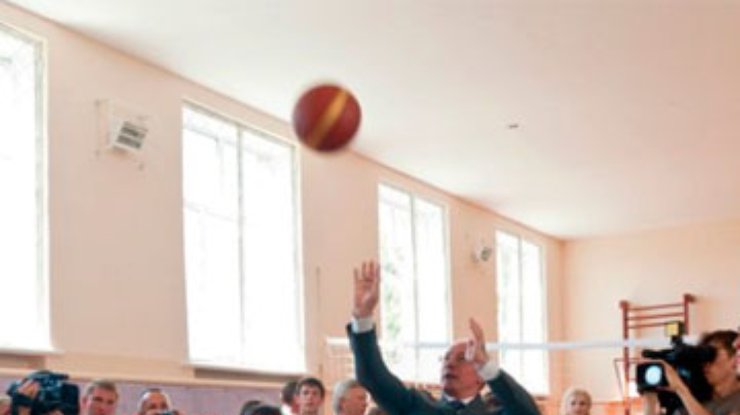 Янукович создает Оргкомитет по ЧЕ-2015 по баскетболу в Украине
