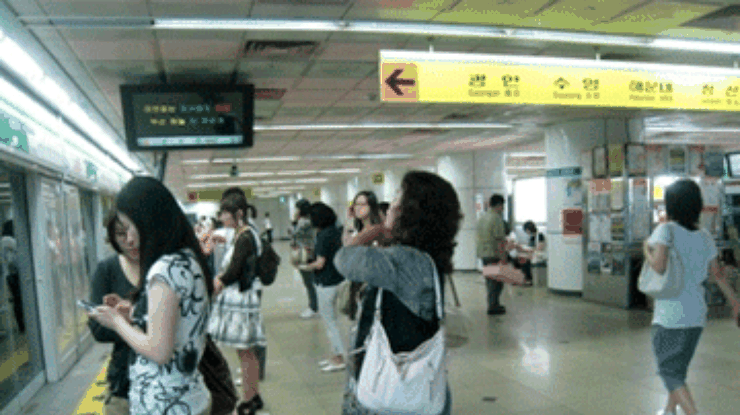 В метро Южной Кореи запустили "женские" вагоны