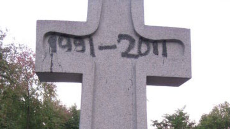 В Черкассах разрисовали памятник жертвам Голодомора