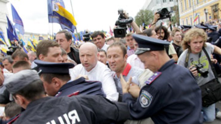 "Независимый" митинг оппозиции: Милиция вызвала на допрос 18 депутатов