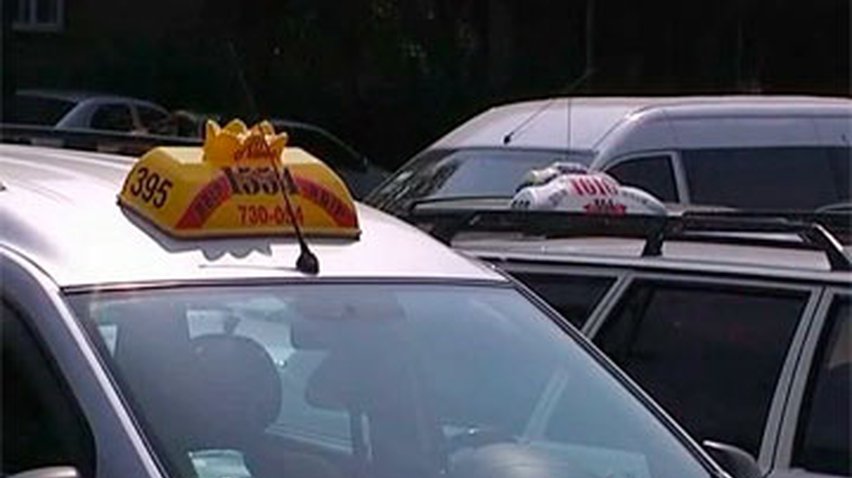 В Ивано-Франковске уничтожаются машины одной из служб такси