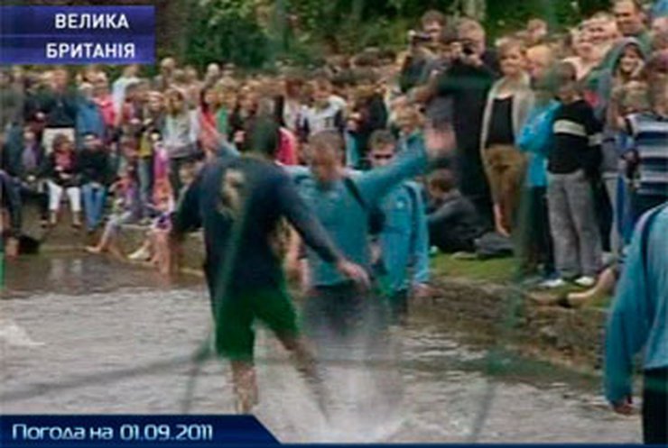 Англичане устроили соревнование по футболу на воде