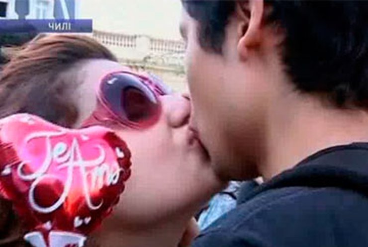 Чилийские студенты протестуют целуясь